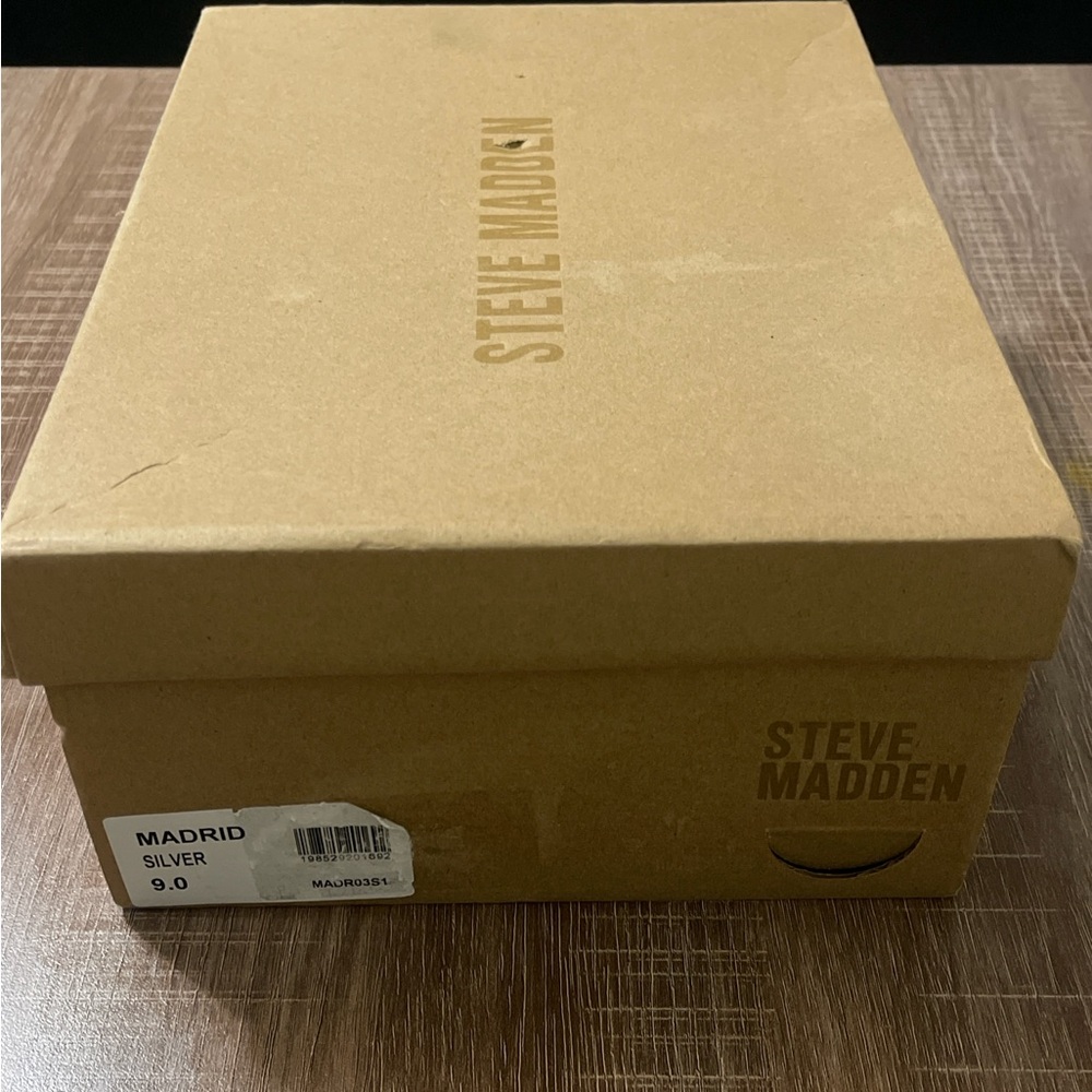 NEW Steve Madden Madrid Silver Sneakers Size 9 - Picture 13 of 13